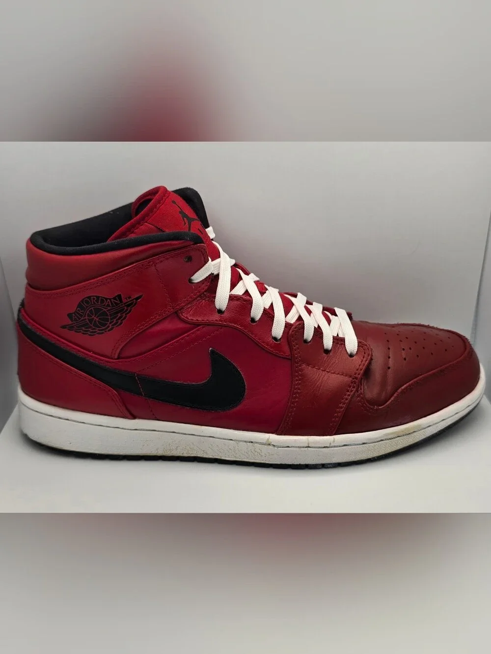 Air Jordan 1 Retro High Red/Black Sneaker